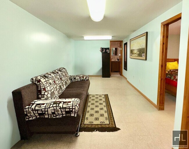 Building Photo - Renovated Walk in One bedroom 63 DRIVE