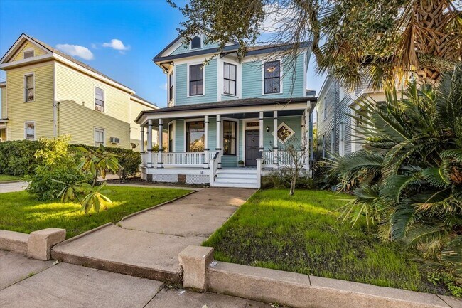 Building Photo - 2207 Bernardo De Galvez Ave