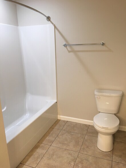 Apartment master bath - 2161 Jackson Hwy