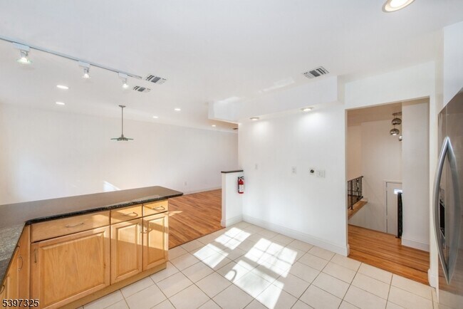 Building Photo - 4 Maureen Ct