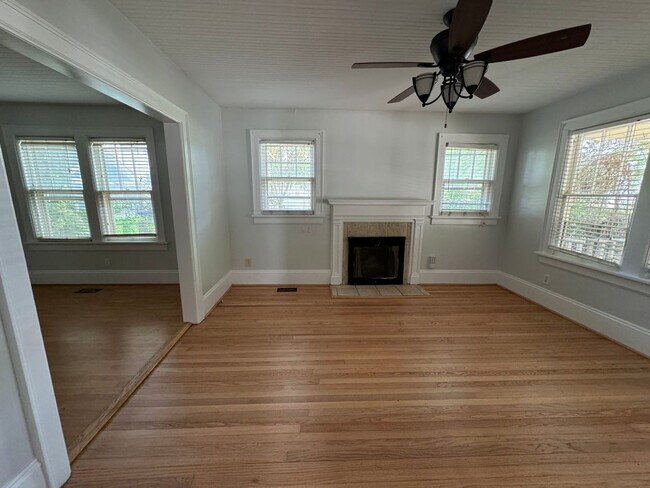 Building Photo - Cute Bungalow Near NC State Fairgrounds - Pet Friendly!