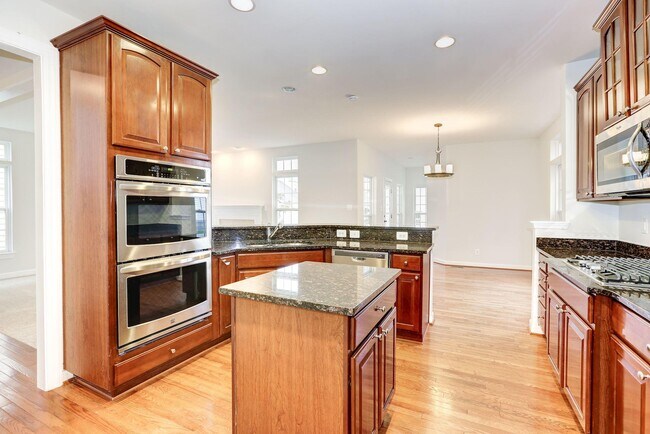 Building Photo - 2705 Mae Wade Ave