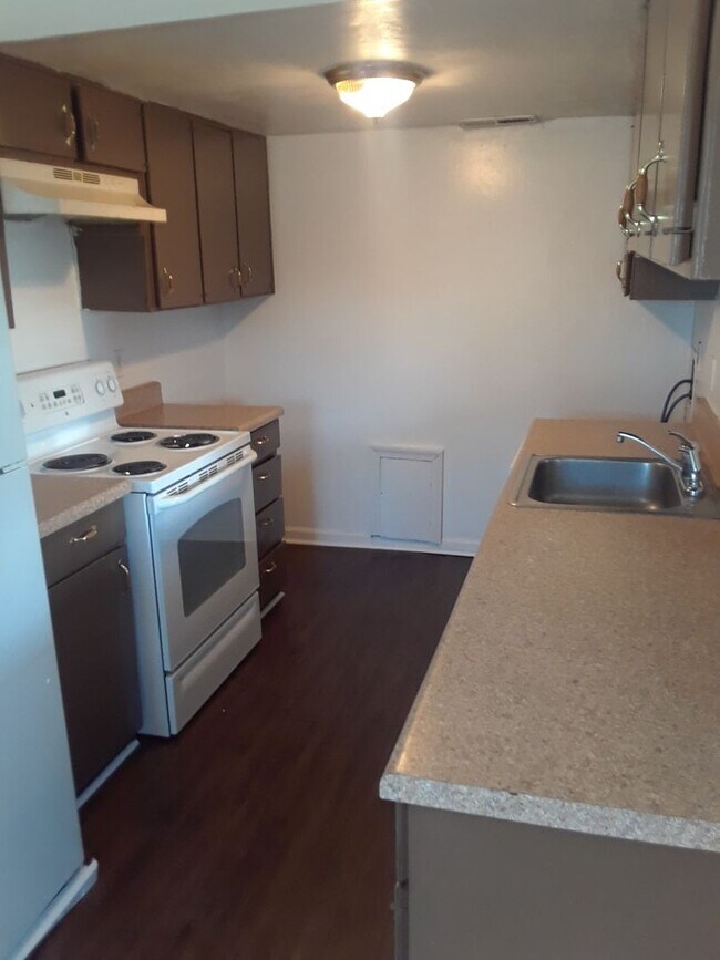 Building Photo - Virginia Beach- 3 Bed / 1.5 Bath end unit townhouse in Green Run