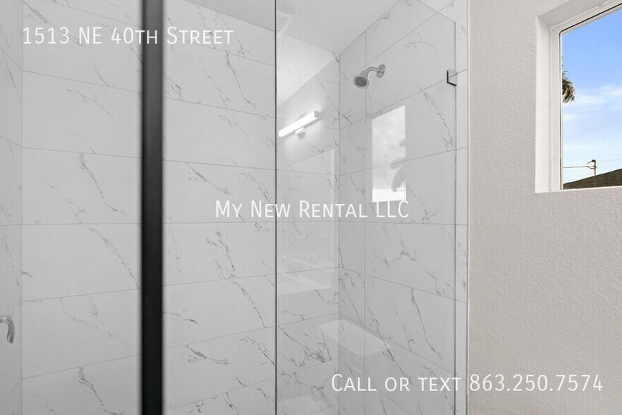 Building Photo - 1513 NE 40th St