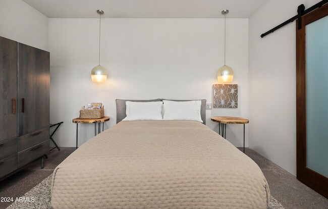 Building Photo - 15212 N Sandy Blf Rd