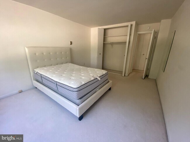 Building Photo - 5565 Columbia Pike