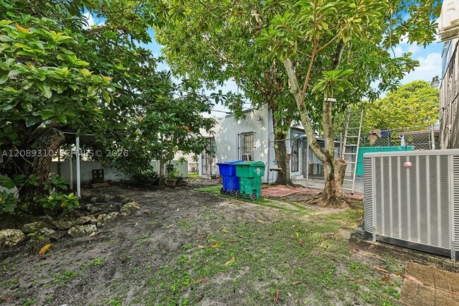 Building Photo - 1834 SW 10th St