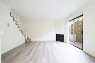 Building Photo - 112 S St Andrews Pl