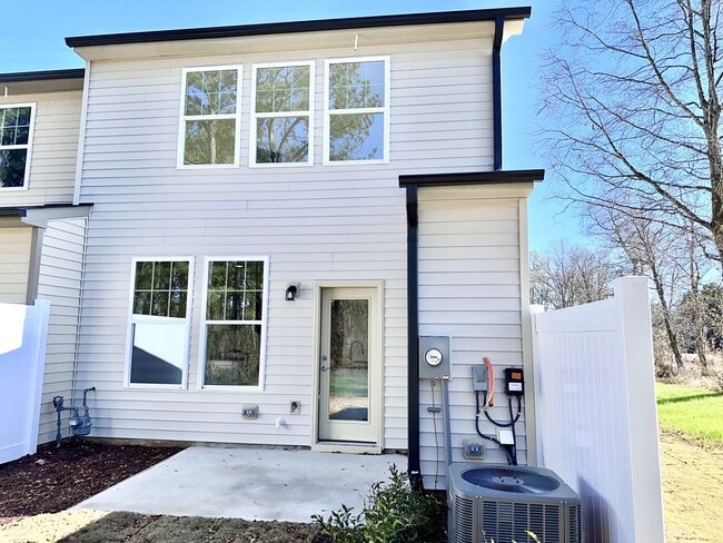 Building Photo - Bed 2.5 Bath End Unit Townhome In a Prime Location!!
