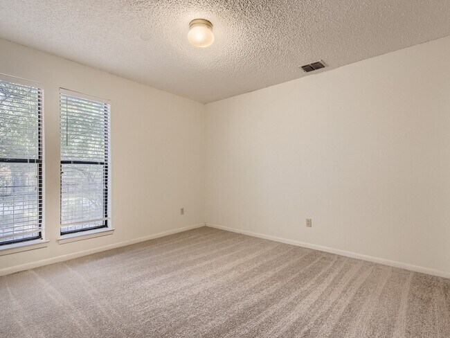 Building Photo - Northwest Hills 2/2 with Study, Large Gara...
