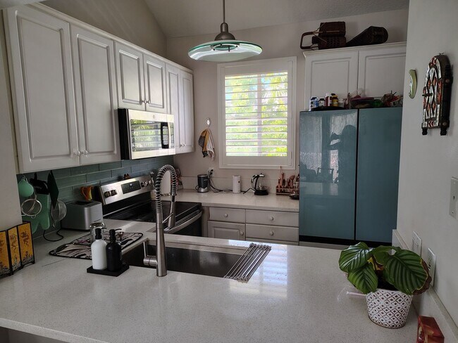 Building Photo - Charming 1BR Condo in Huntington Beach