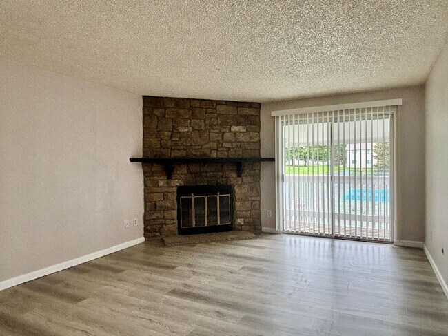 Building Photo - Updated 2 Bed/2 Bath Aurora Condo – Firepl...