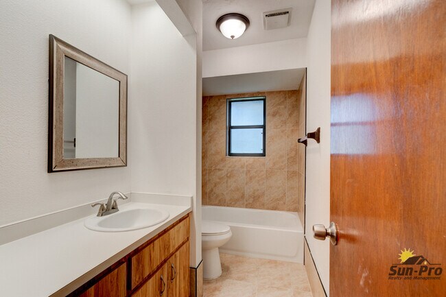 Building Photo - 2025 Willow Oak Dr