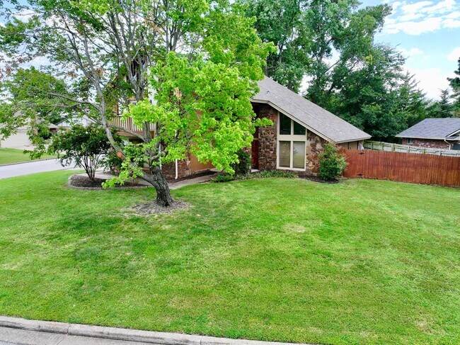 Building Photo - 3 Bedroom 2.5 Bath total 2,448 Square feet