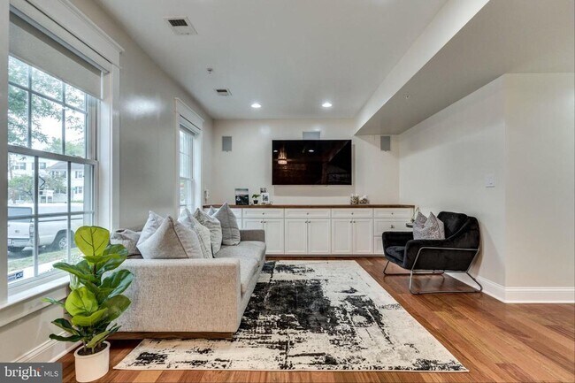 Building Photo - 820 W Glebe Rd