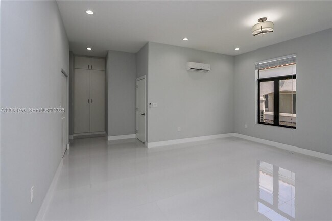 Building Photo - 5126 SW 57th Ave