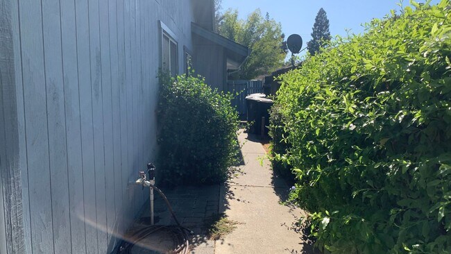 Building Photo - Adorable well maintained 3 bedroom 2 bath ...