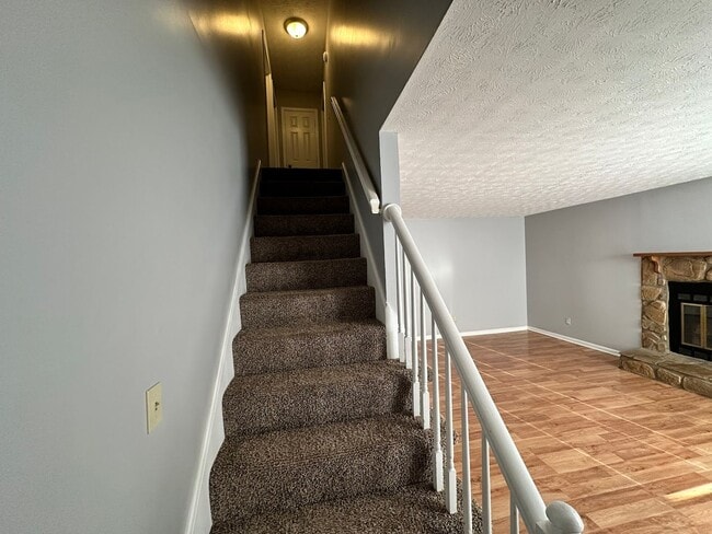 Building Photo - Nice 3 BR, 2 Bath Home! HW & Carpet Floors, Attached Garage, Fenced Backyard, Pets Ok!