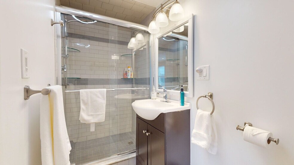 Building Photo - 28 Clay St