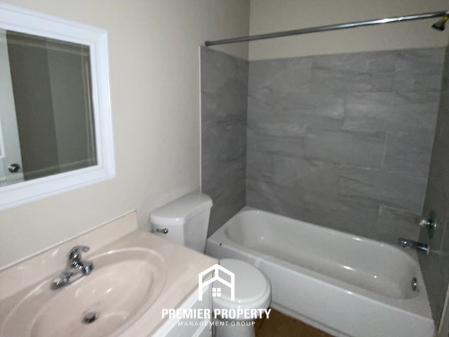 Building Photo - 4870 Royal Run Dr