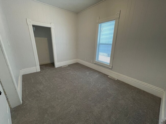 Building Photo - Large home on corner lot in great north si...