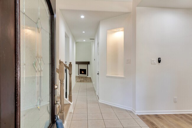 Building Photo - 22 N Queenscliff Cir