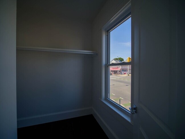 Building Photo - 183 Chelsea St