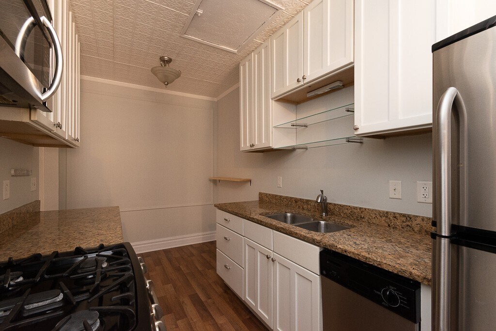 Building Photo - 547.5 W Surf St
