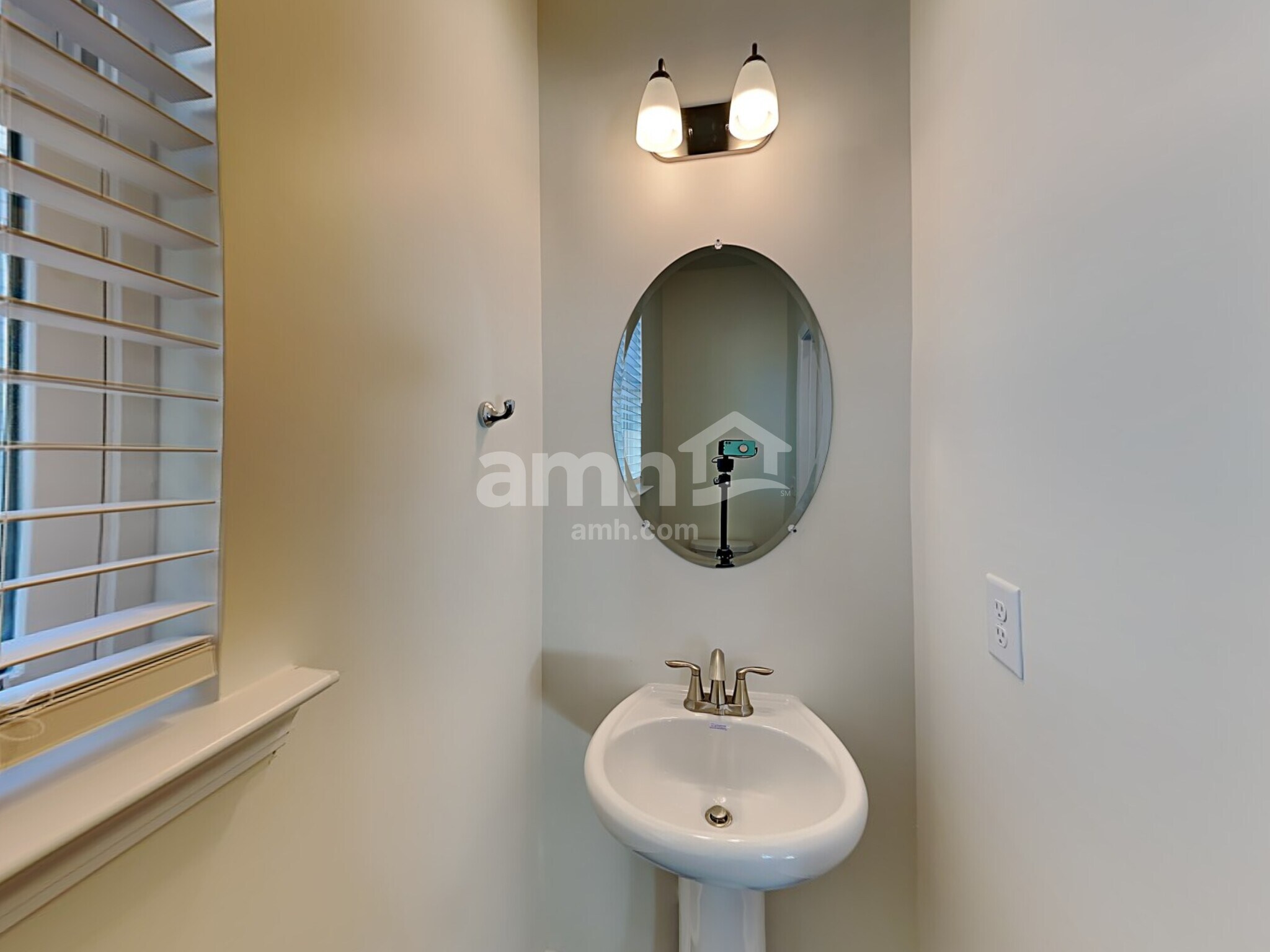 Building Photo - 451 Summit View Ct