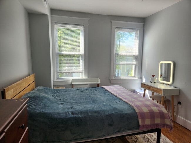 Building Photo - 1400 D St SE