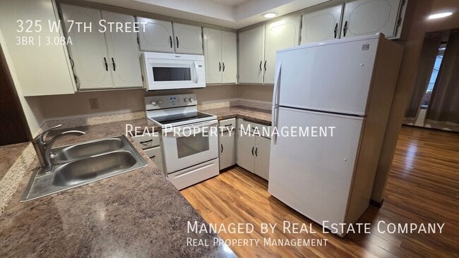 Building Photo - 325 W 7th St