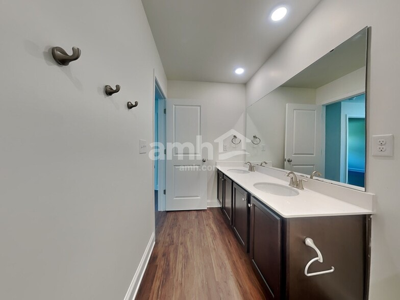 Building Photo - 611 Rivermist Dr