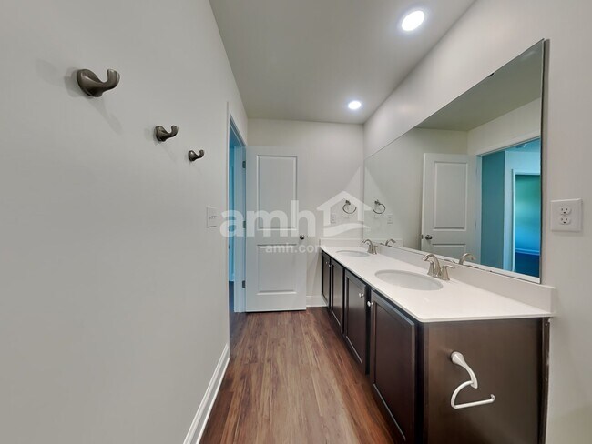 Building Photo - 611 Rivermist Dr