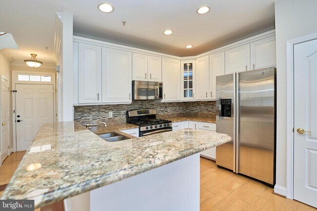 Building Photo - 43865 Hickory Corner Terrace