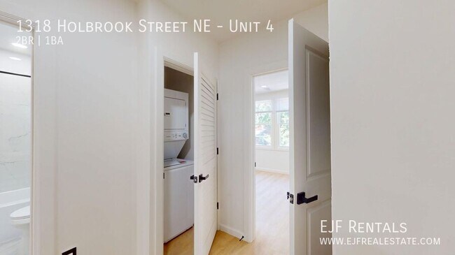 Building Photo - 1318 Holbrook St NE