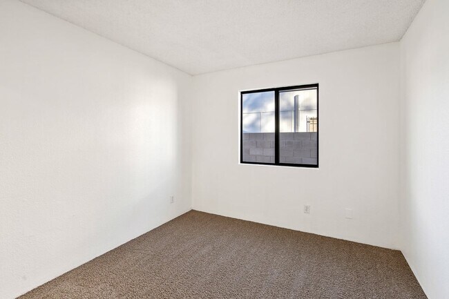 Building Photo - 6082 S Birchwood Dr