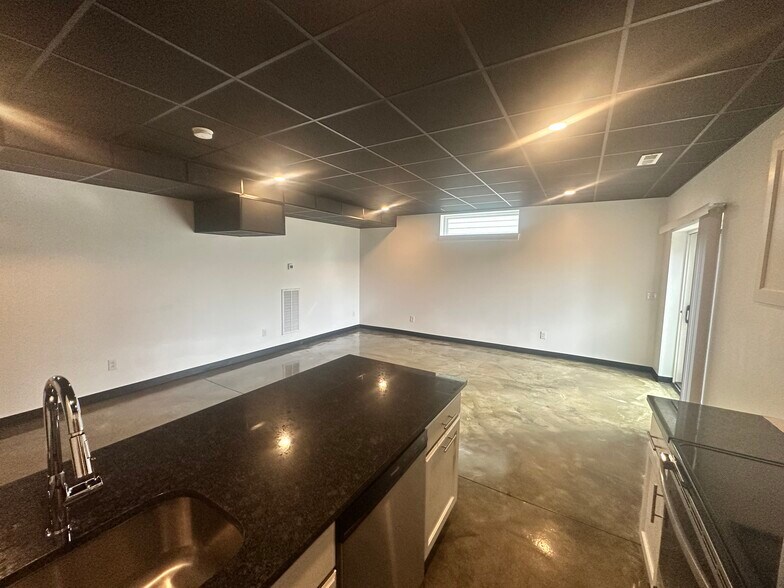 Building Photo - 1818 River Dr