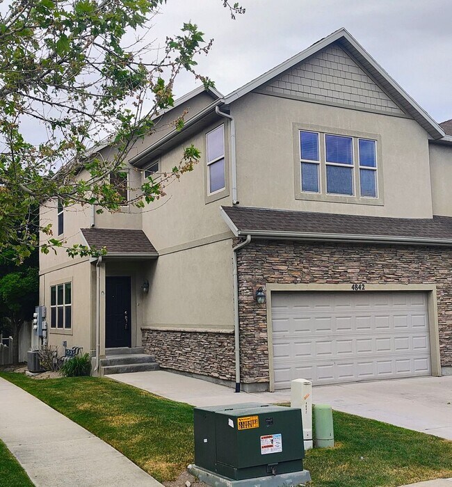 Building Photo - 3 Bd 3.5 Bath Model Like Townhome in Riverton