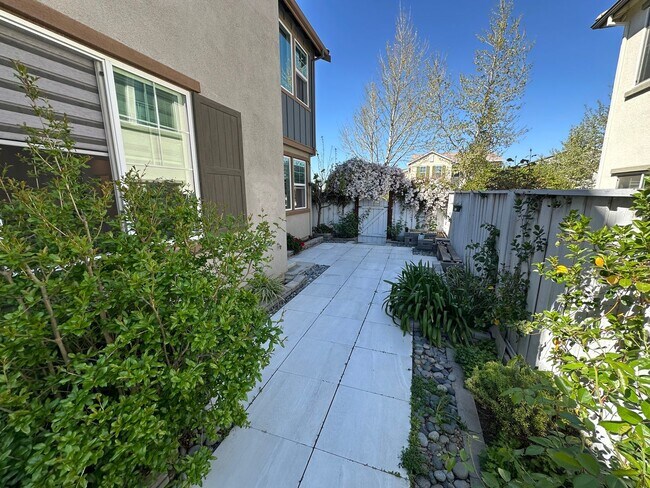 Building Photo - Spacious 4 Bed 2.5 Bath Home in Mountain House with Solar!