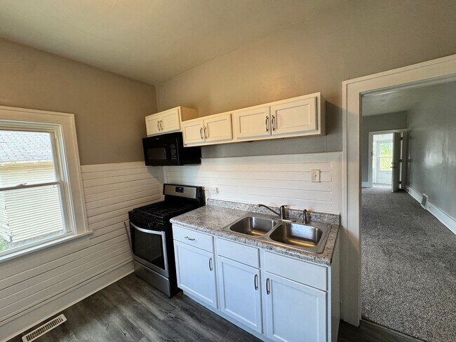 Building Photo - 3 bed 1 bath Rock Island Home!