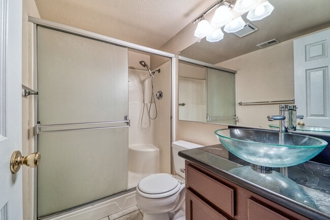 Building Photo - LARGE 5-bedroom 3 bath home in a great loc...