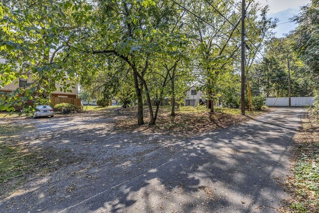 Building Photo - Amazing 2BE/2.5BA duplex in the heart of Belmont & Hillsboro Village!