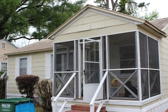 Building Photo - Home Centrally Located in Marianna, FL