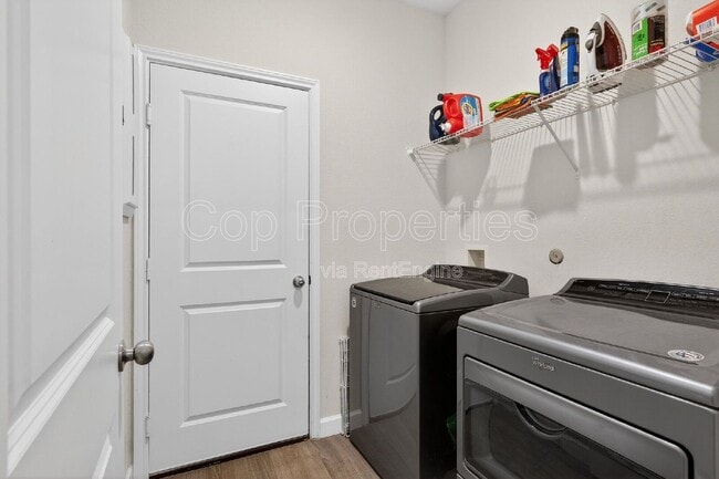 Building Photo - 7001 Lions Pk