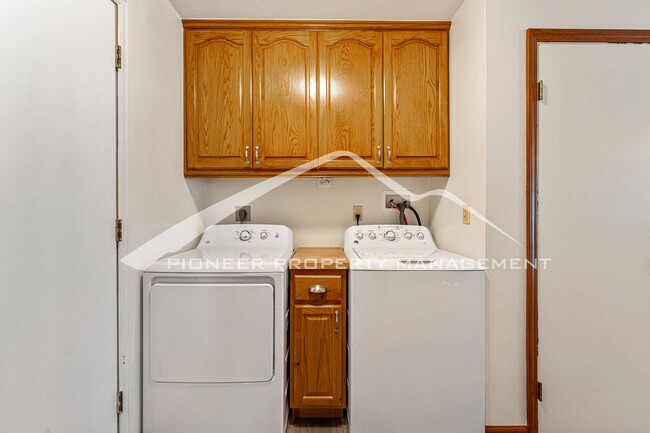 Building Photo - Spacious Home with Central AC and Fenced Yard