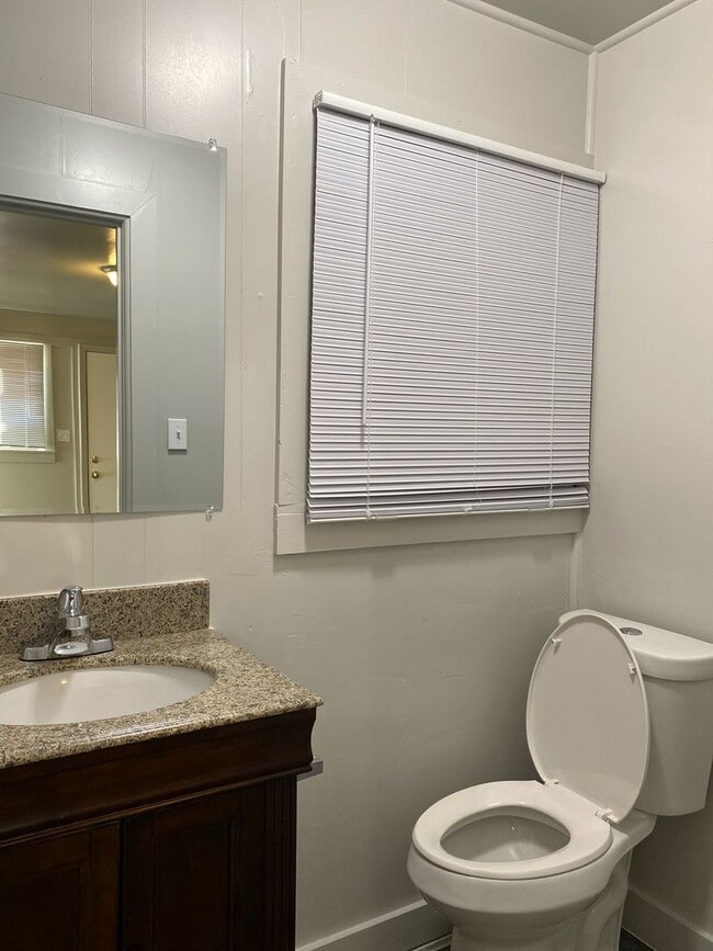 Building Photo - Lovely 2-bdrm./1-bath home with bonus room available now!