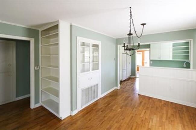 Building Photo - Quiet and quaint, this East Fayetteville cottage is one of a kind!