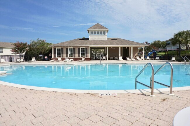 Building Photo - 765 Majestic Dr