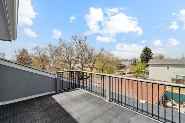 Building Photo - Modern 3BD Townhome w/ a Rooftop Deck!