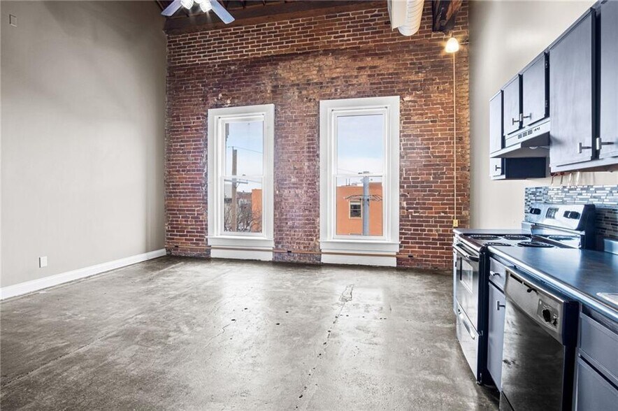 Building Photo - 113 W 5th St